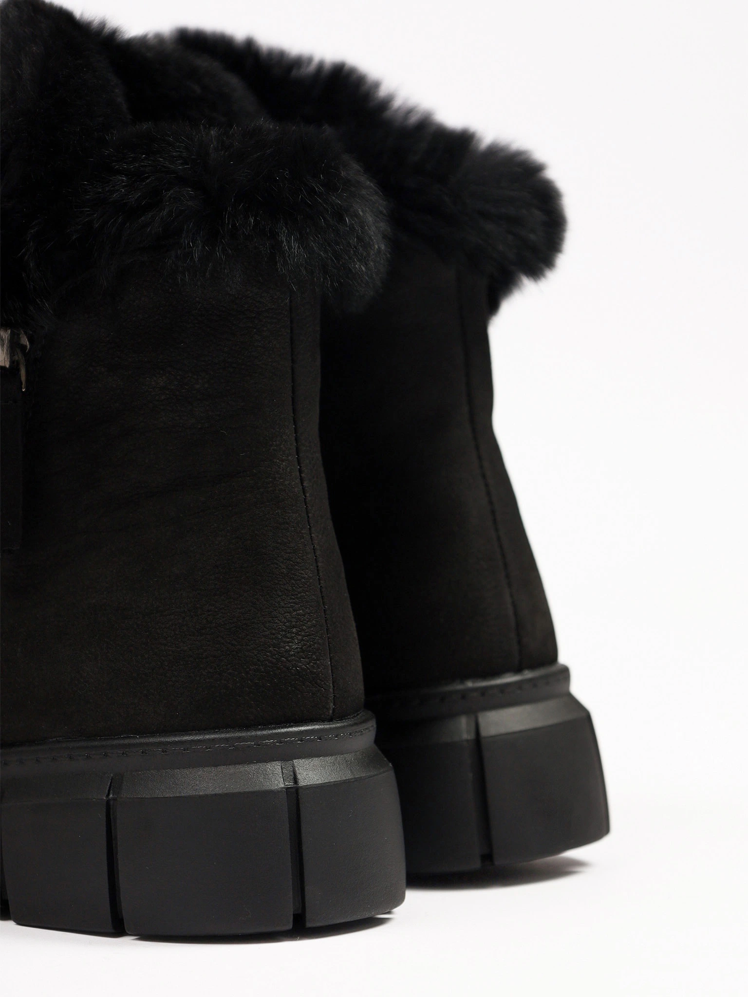 Ботинки черного цвета с оторочкой мехом на средней платформе